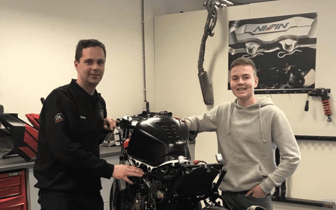 Dion Otten (r) en Rutger Belt (l) bij de nieuwe Honda CBR500RR machine